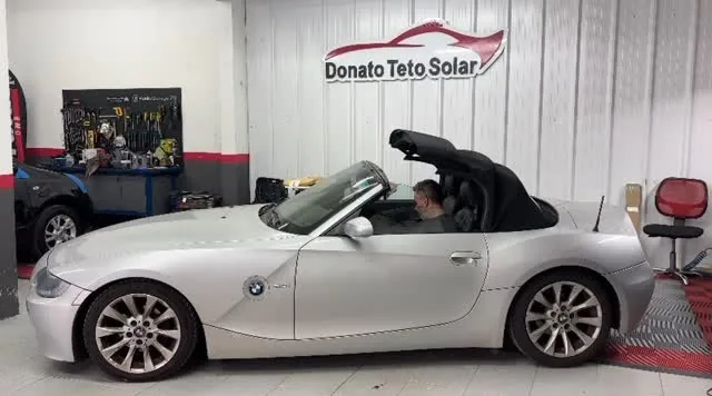 BMW Z4 prata com capota conversível em movimento na oficina da Donato Teto Solar