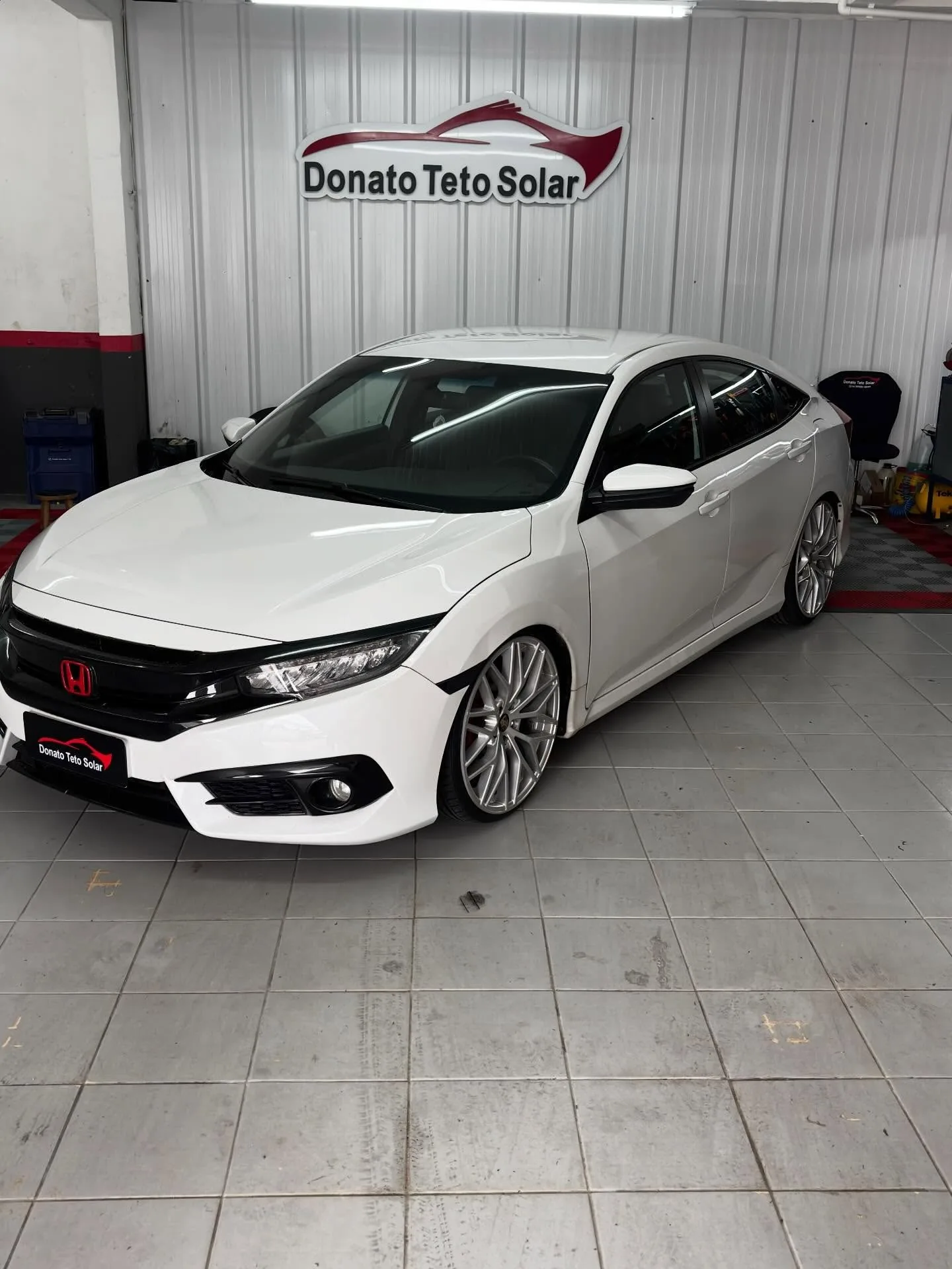 Honda Civic branco com teto solar na oficina Donato Teto Solar