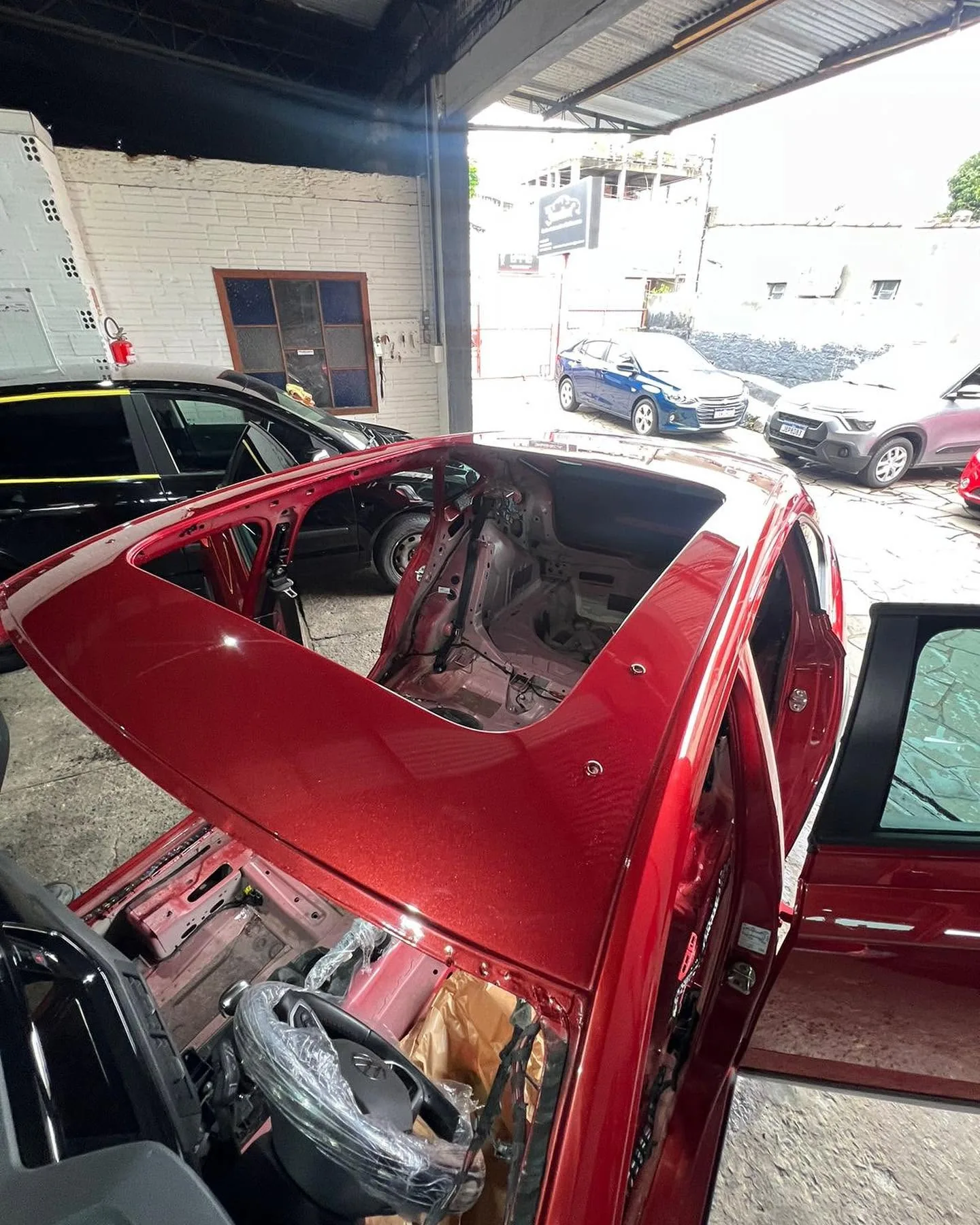 Teto de veículo vermelho durante serviço de manutenção do teto solar