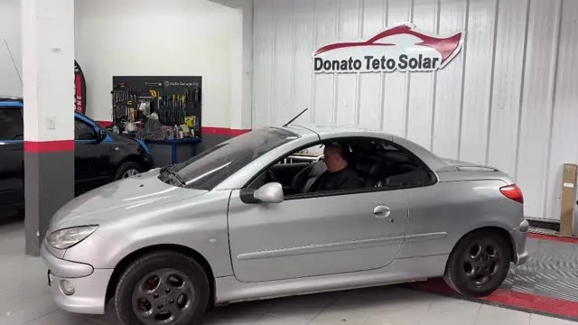 Peugeot 206 CC prata em teste de funcionamento da capota